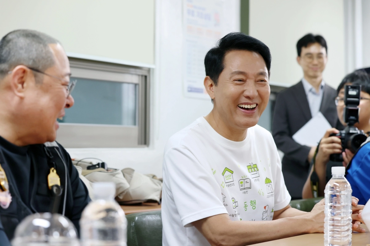 오세훈(왼쪽 두번째) 서울시장이 7일 중구 ‘휴서울이동노동자 북창쉼터’를 찾아 이동노동자들과 대화를 나누고 있다. 서울시 제공