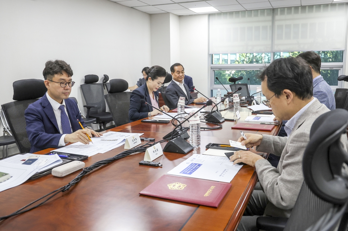7일 국회에서 열린 6·3 지방선거 투표용지 부족 사태 진상규명을 위한 선거관리위원회 특별검사(특검) 후보를 추천하기 위한 국민추천위원회 회의에 앞서 참석자들이 회의 시작을 기다리고 있다. 뉴시스