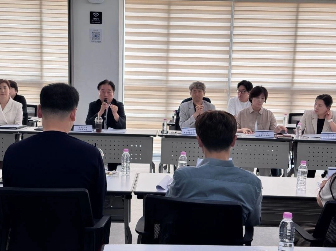 ▲ 지난 4일 경기도안산교육지원청에서 열린 ‘2026년 호수중학군 교육현안 간담회’의 좌장을 맡은김동규 의원(사진=경기도의회)