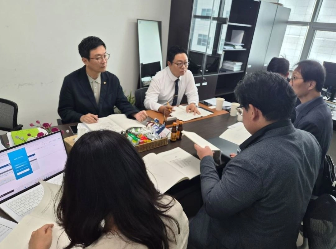 ▲ 지난 6일 코리아경기도주식회사와 정담회를 갖은 송연섭 의원과 한영수 의원(사진=경기도의회)