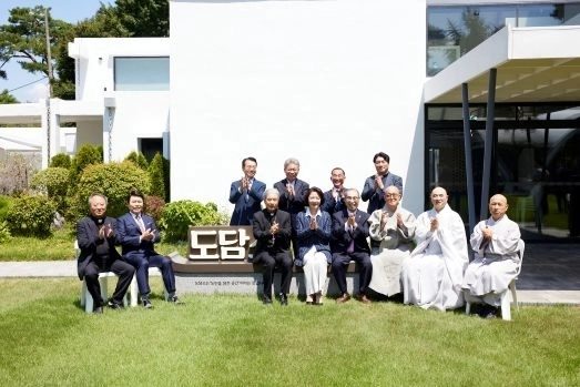 추미애 경기도지사가 7일 도담소에서 도내 3대 종단 종교지도자들과의 첫 간담회를 가진후 기념 촬영을 하고 있다. 경기도 제공