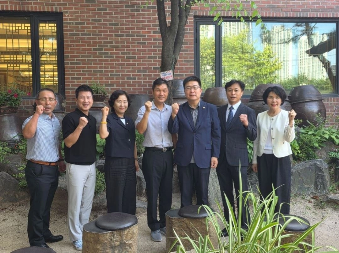 ▲ 지난 6일 일산소방서 현장소통 정담회 가진 이성한 의원이 참석자들과 기념촬영을 하고 있다. (사진=경기도의회)