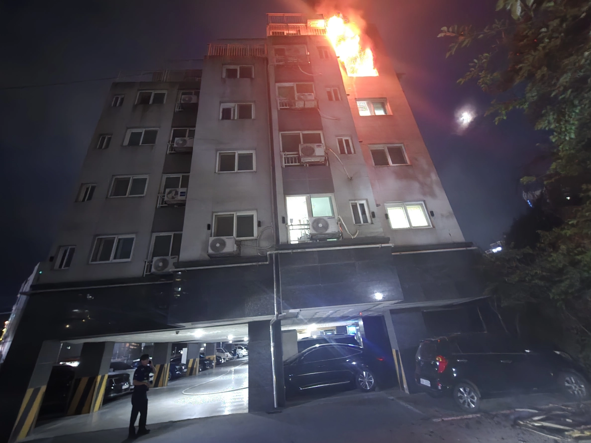 6월 24일 오후 8시 30분쯤 충남 천안시 청당동 다세대주택에서 불이 났다. 천안동남소방서 제공