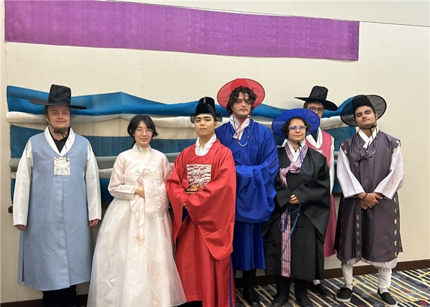 오타콘 전시장을 찾은 관람객들이 한복을 직접 착용하고 체험하고 있다. 한국한복진흥원 제공