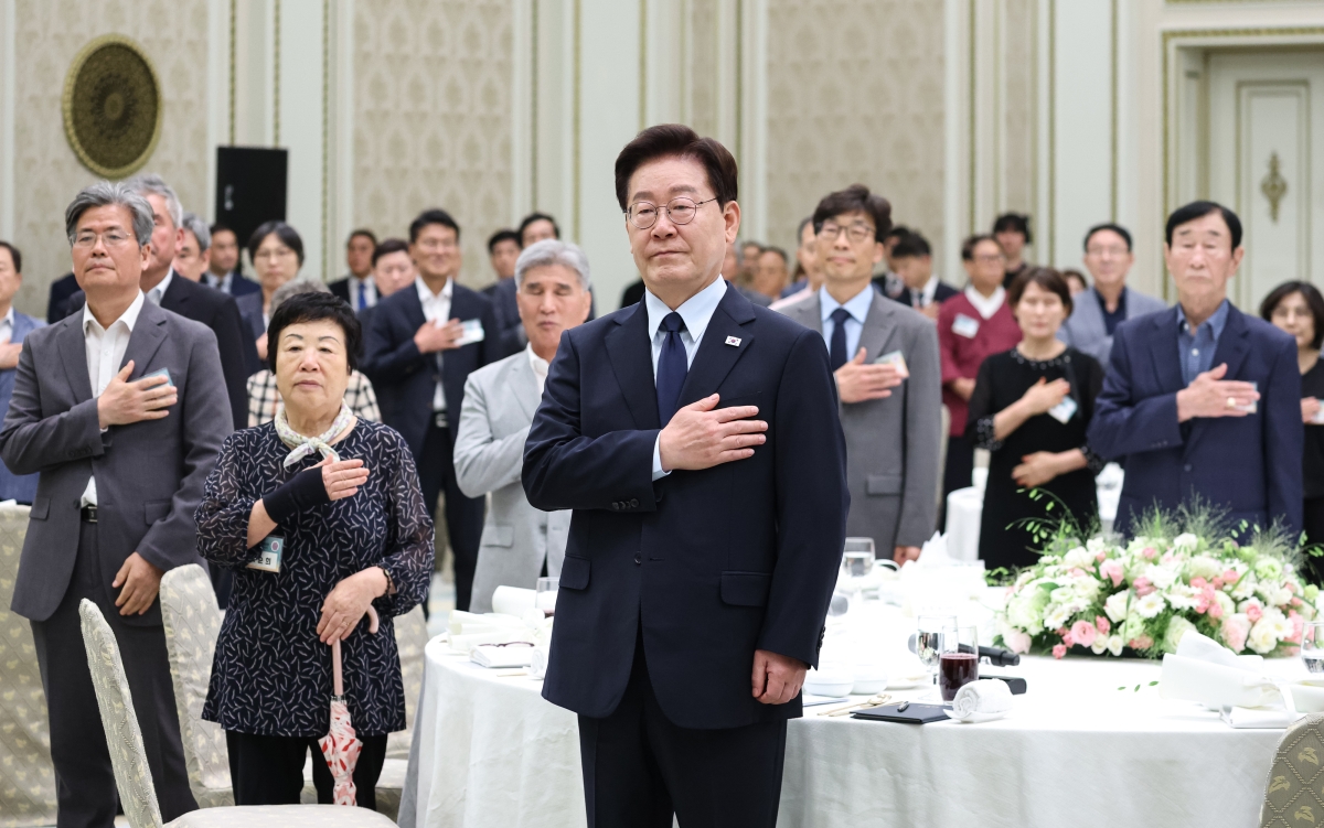 국민의례 하는 이재명 대통령