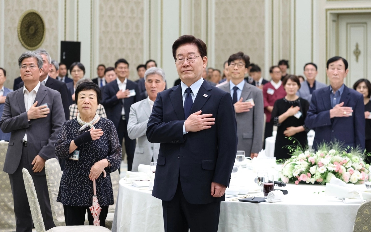 국민의례 하는 이재명 대통령