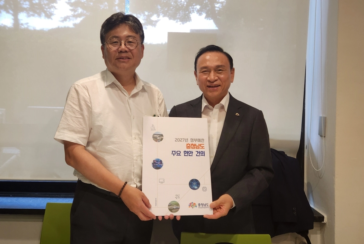 구본영 충남도 정무부지사(오른쪽)가 정향우 기획예산처 사회예산심의관에게 도의 주요 사업을 설명하고 정부 차원의 지원을 요청하고 있다. 도 제공