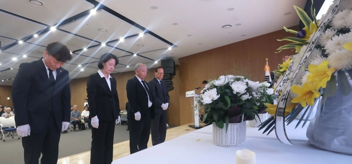 ▲ 원폭 희생자에 대한 묵념을 하는 남종섭 의장(사진=경기도의회)