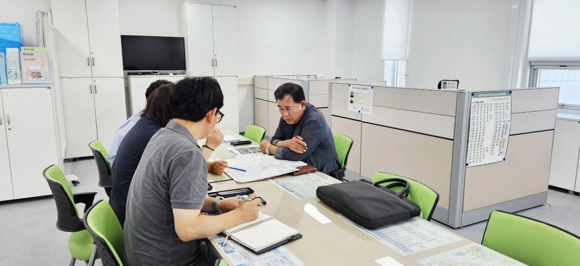 ▲ 7일 도의회 안성상담소에서 안성시 주거환경국 상수도과 관계자와 정담회를 갖은 백승기 의원(사진=경기도의회)