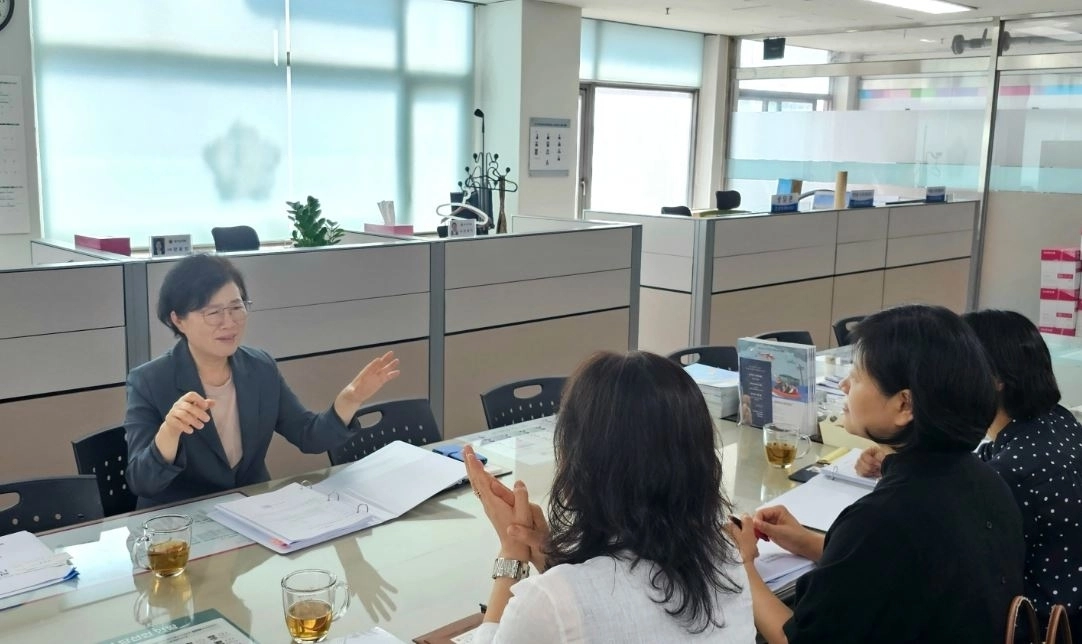 ▲ 7일 경기도의회 안산상담소에서 안산교육지원청 기획경영과 관계자들과 간담회를 갖은 박은경 의원(사진=경기도의회)