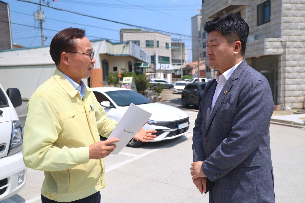 윤희신 태안군수(왼쪽)가 남재헌 해양수산부 차관에게 고수온 발생현황을 설명하고 있다. 태안군 제공