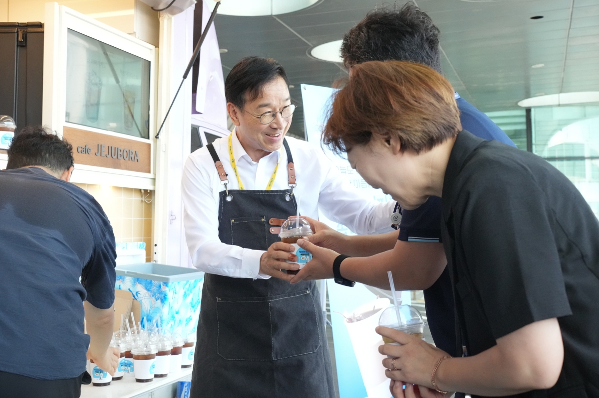 위성곤 제주지사가 7일 제주국제공항 계류장에서 운영된 돌코롬다방에서 지상조업 노동자 등에게 커피·음료를 1100잔을 돌리며 인사를 나누고 있다. 제주도 제공
