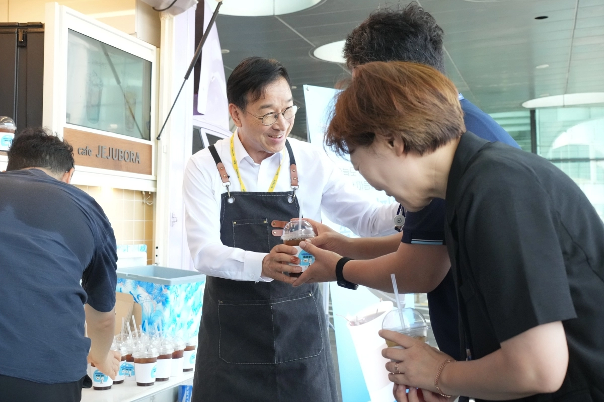 위성곤 제주지사가 7일 제주국제공항 계류장에서 운영된 돌코롬다방에서 지상조업 노동자 등에게 커피·음료를 1100잔을 돌리며 인사를 나누고 있다. 제주도 제공