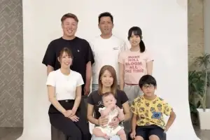 “엄마라 해도 믿겠네”…36세에 할머니 된 日 여성, 7개월 손주 안자 ‘발칵’