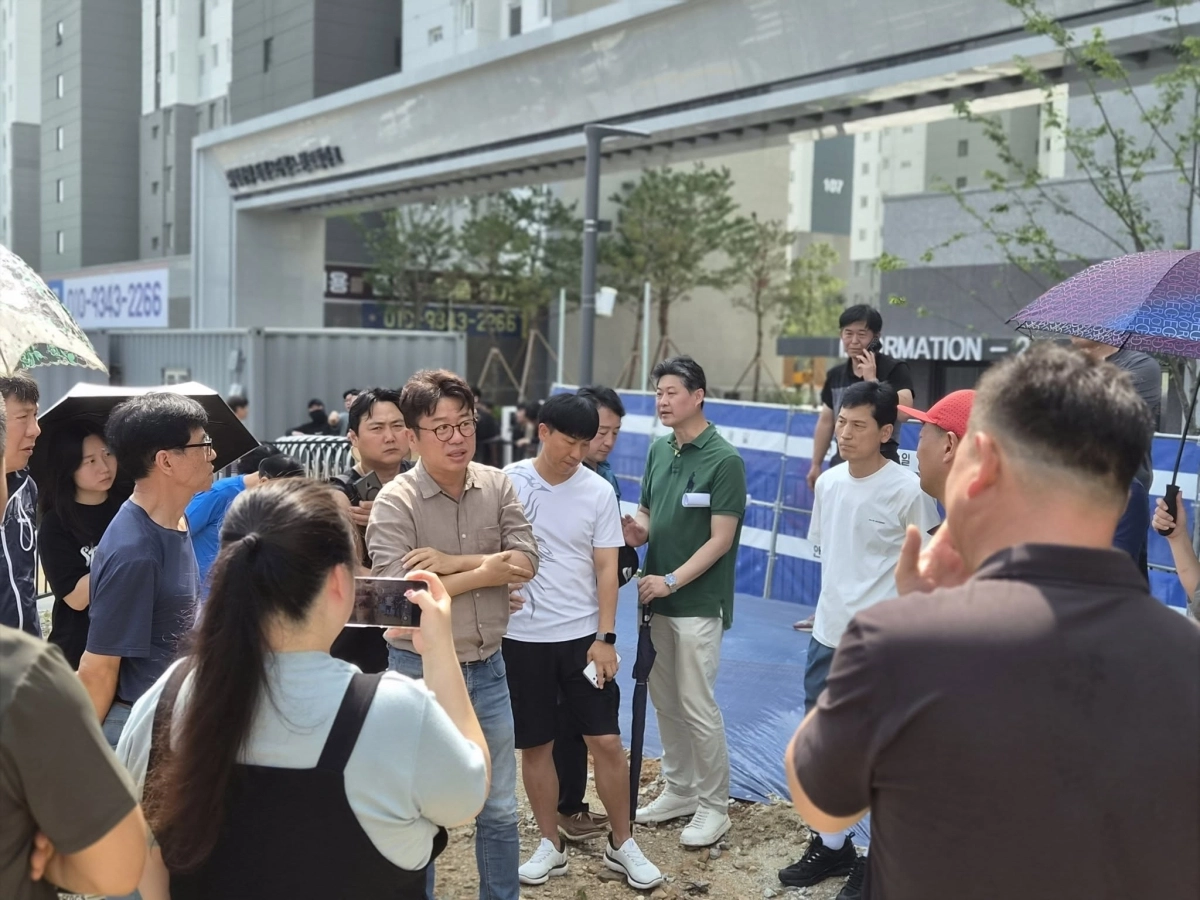 유의동 국민의힘 의원이 3일  정부의 대출 규제와 은행권의 집단대출 축소 등으로 입주가 지연된 경기 평택 화양지구 서희스타힐스 아파트 주민들을 만나고 있다. 유의동 페이스북