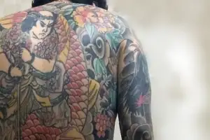 “예비신랑 절친, 전신 문신에 해외도피 준비”…결혼해도 될까요?