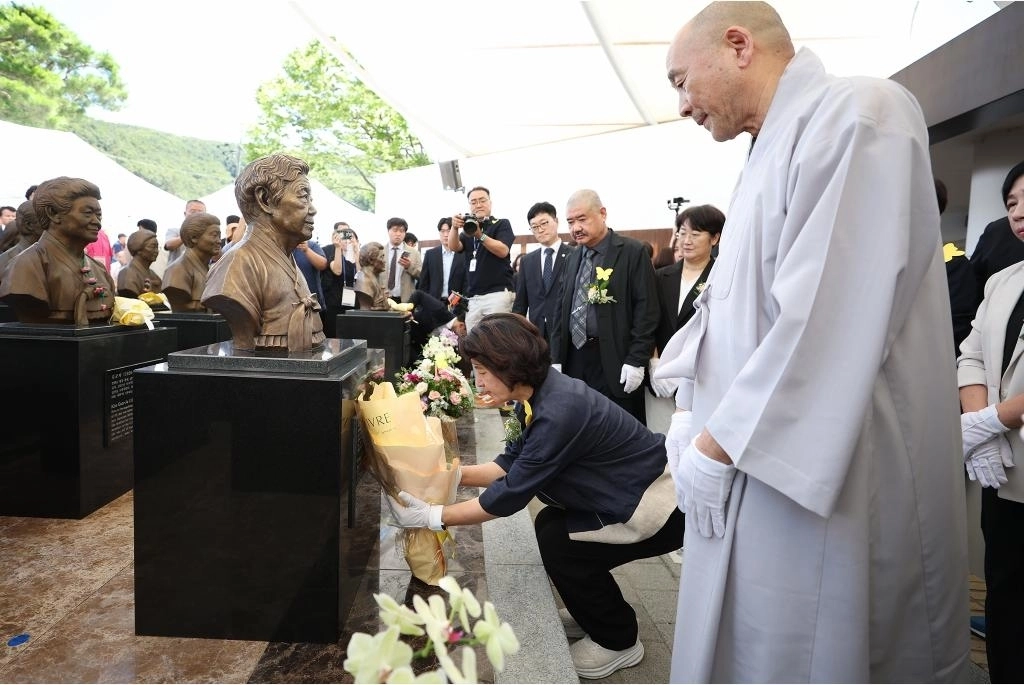 추미애 경기도지사가 8일 고(故) 강일출 할머니의 흉상 제막 후 헌화하고 있다. 경기도 제공