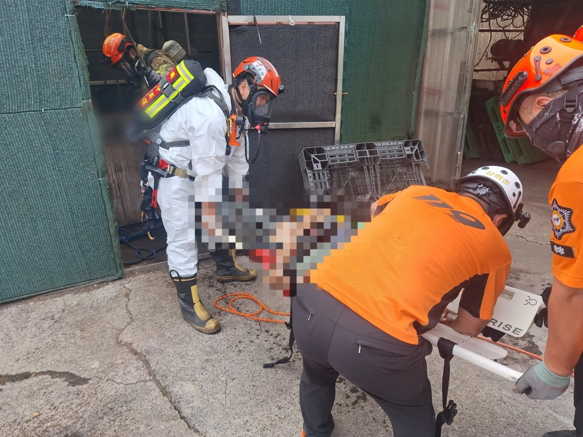 8일 오전 7시 56분쯤  외국인 근로자 2명이 제주시 한경면 조수리 양돈장 정화조에 빠지는 사고가 발생해 소방대원들이 구조하고 있다. 제주도소방안전본부 제공