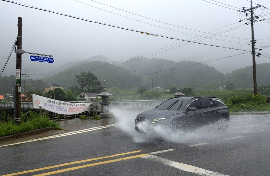 8일 집중호우가 내린 강원 강릉시 왕산면 도마리 일대 도로에서 차량이 물보라를 튀기며 서행하고 있다.2026.8.8 뉴스1