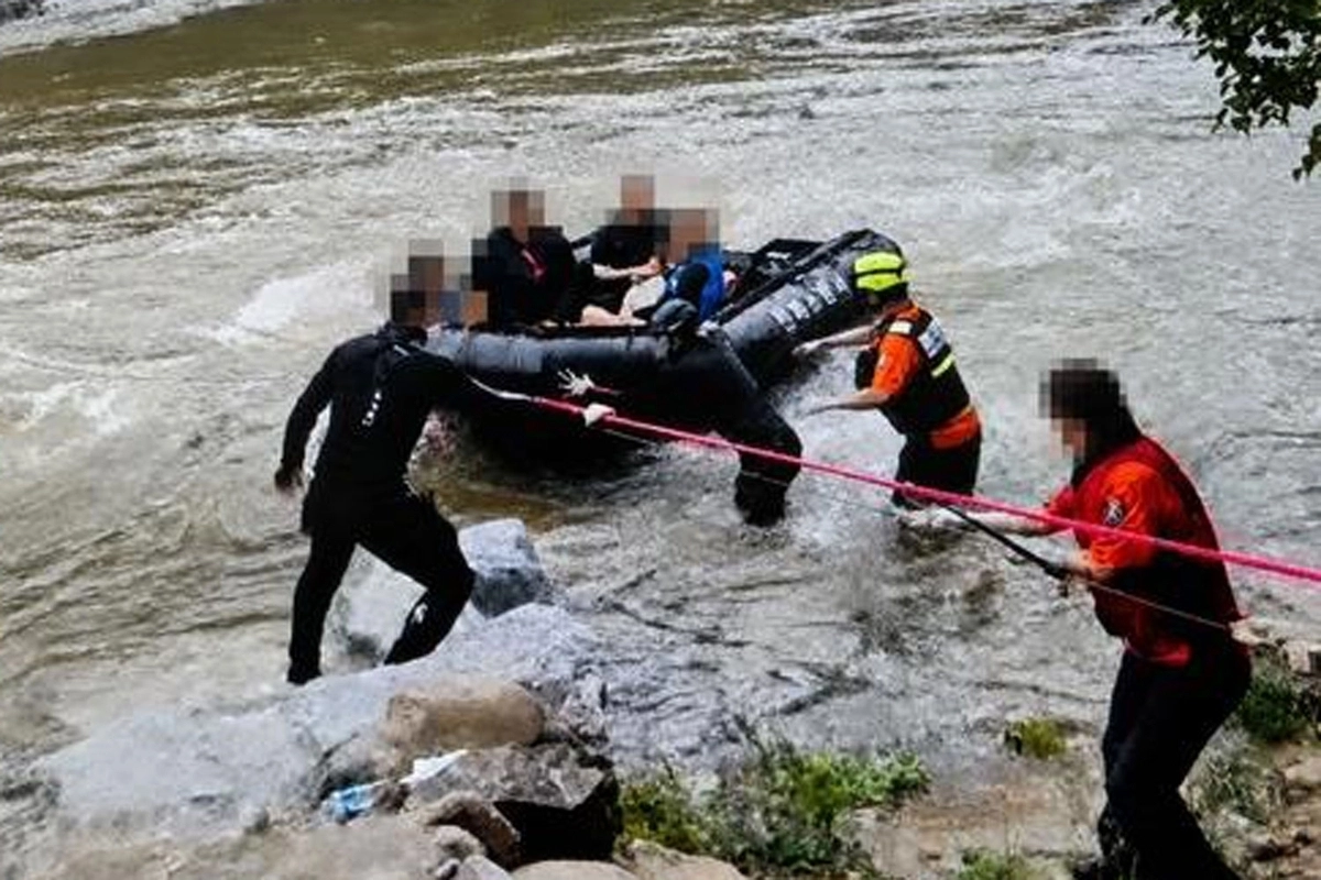 인제 백담사 인근 계곡 고립 피서객 구조. 강원도소방본부 제공
