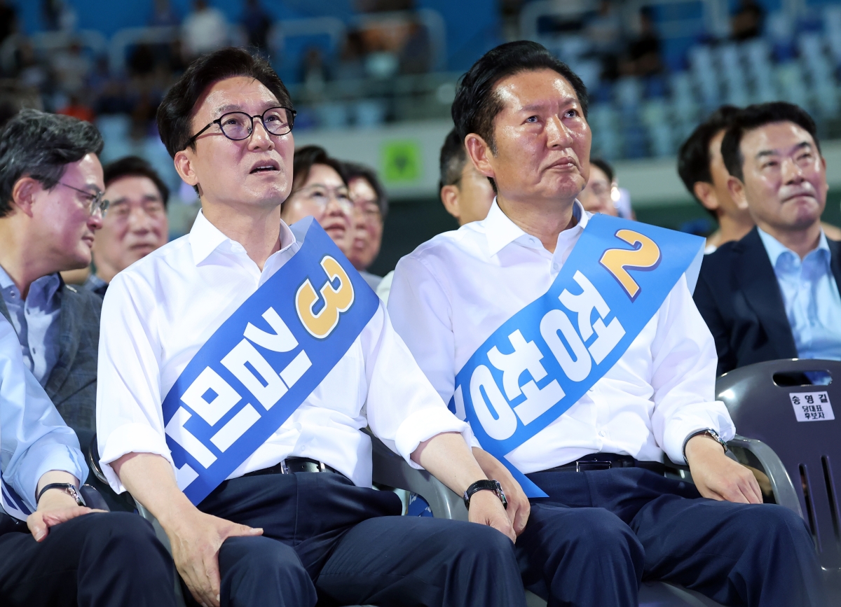 송영길 후보 정견 발표 듣는 김민석-정청래 후보