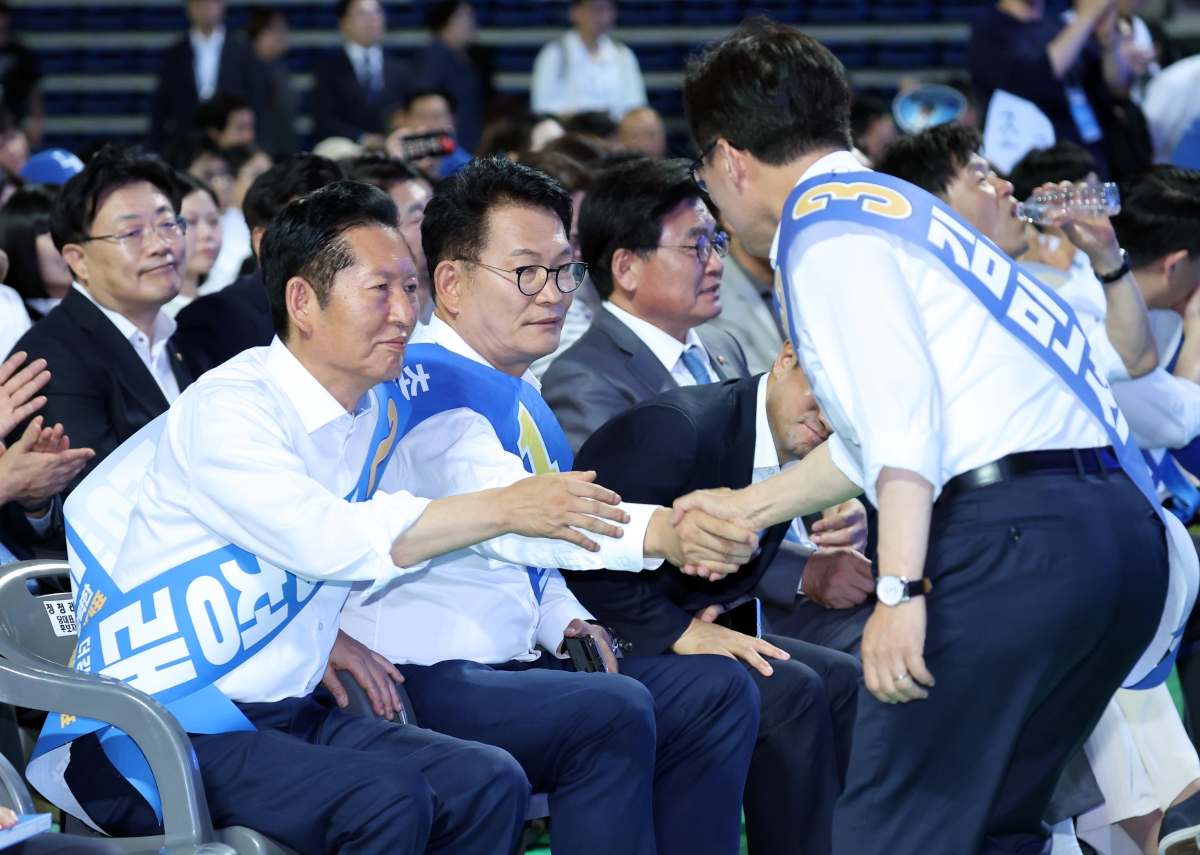 인천 합동연설회, 송영길-정청래 후보와 인사하는 김민석 후보