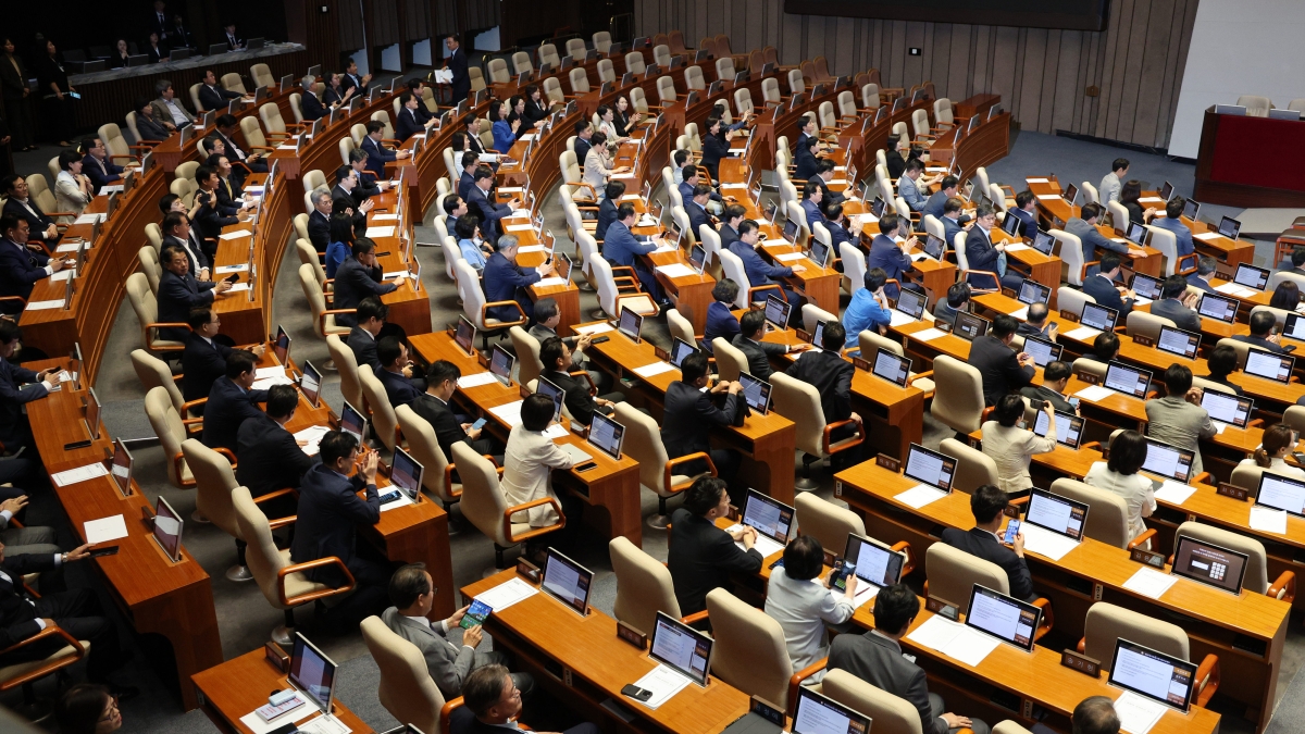 박수치는 더불어민주당 의원들
