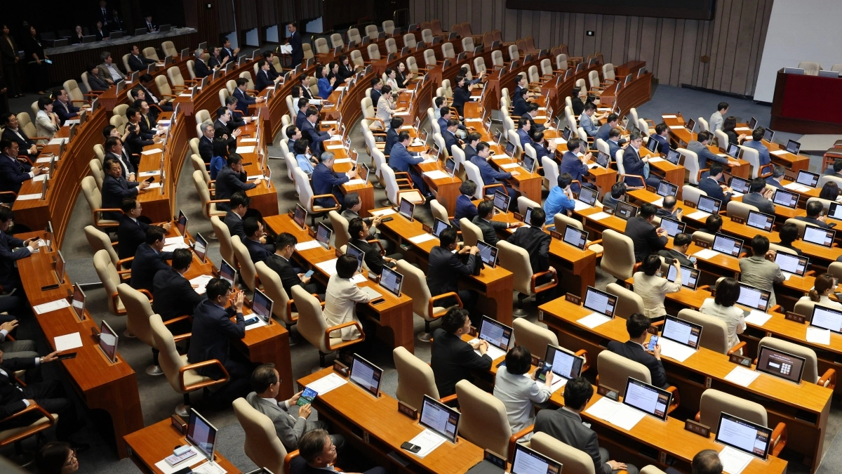 박수치는 더불어민주당 의원들