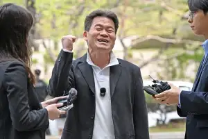해외만 9번 출국, 소환은 7번 불응…전한길의 발목 잡은 ‘과거 행적’