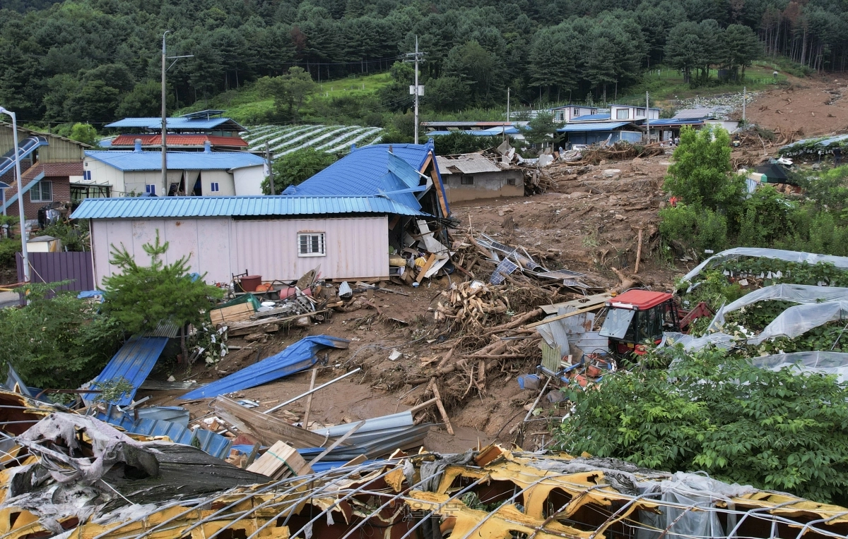 2025년 7월 21일 경기 가평군 조종면 신상3리 마을이 전날 내린 폭우로 인한 산사태로 아수라장이 돼 있다. 이지훈 기자