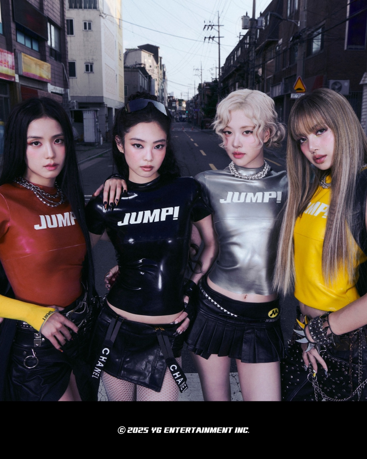 데뷔 10주년을 맞은 K팝 대표 여성 그룹 블랙핑크. 2016년 8월 8일 ‘휘파람’으로 데뷔한 블랙핑크는 정규 2집 ‘본 핑크’로 아시아 여성 아티스트 최초로 미국 빌보드 200과 영국 오피셜 앨범 차트 1위를 동시에 석권하는 기록을 세웠다. YG엔터테인먼트 제공