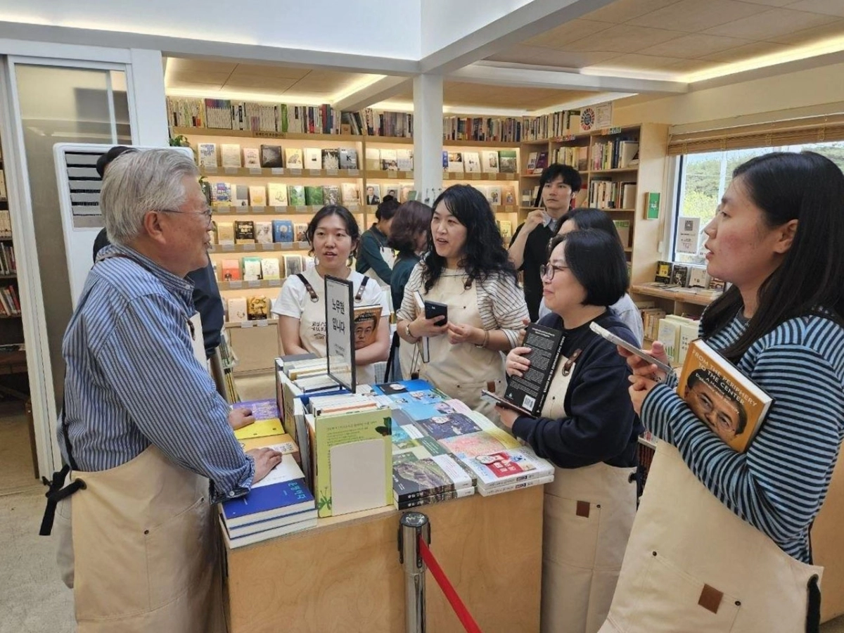 문재인 전 대통령이 평산책방 방문객들과 대화하고 있다. 2026.8.9. 평산책방 제공