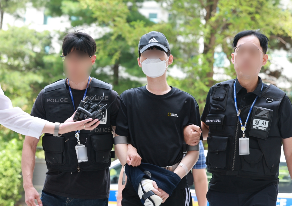 말다툼하다가 어머니를 살해한 10대 아들이 9일 오후 구속 전 피의자 심문(영장실질심사)을 받기 위해 인천지법으로 들어서고 있다. 2026.8.9 연합뉴스