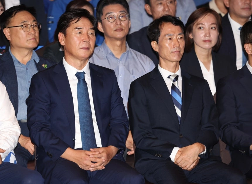 9일 오후 대구 인터불고 엑스코 호텔에서 열린 더불어민주당 당 대표 및 최고위원 선출을 위한 대구·경북 합동연설회에서 박형룡 신임 대구시당위원장(오른쪽)과 오중기 신임 경북도당위원장(왼쪽)이 나란히 앉아 있다. 두 신임 위원장은 이날 앞서 치러진 시당과 도당의 정기당원대회에서 선거를 통해 선출됐다. 2026.8.9. 연합뉴스