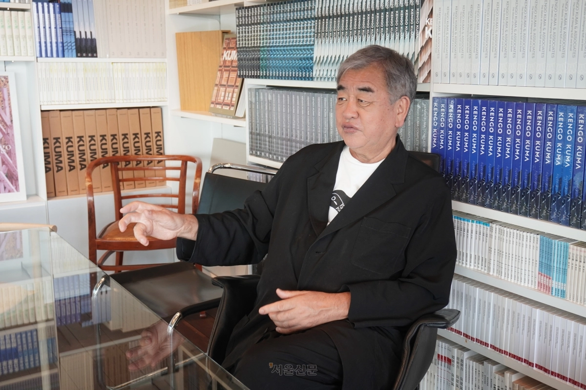 지난달 도쿄 미나토구 바이큐브 오피스에서 서울신문과 인터뷰 중인 건축가 구마 겐고. 나무와 돌, 대나무 등 자연 소재를 활용해 거대한 콘크리트 건축의 위압감을 덜어내는 작업을 해 온 그는 최근 주목하는 소재로 ‘흙’을 꼽았다. 구마는 “흙벽은 공기 중 유해 물질을 흡수하고 습도를 조절한다”며 “기계식 공조에만 의존하지 않는 건축을 생각하고 있다”고 말했다.