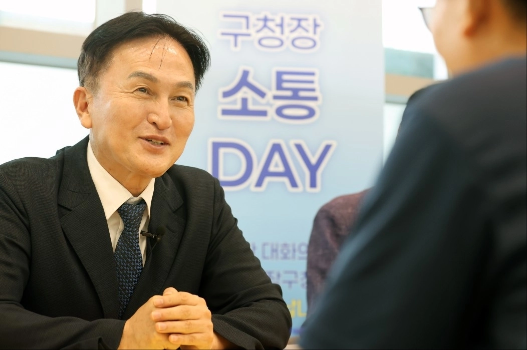 류삼영 동작구청장이 지난 6일 동작구청 1층에 마련된 ‘열린구청장실’에서 구민의 고충을 듣고 있다.  동작구 제공