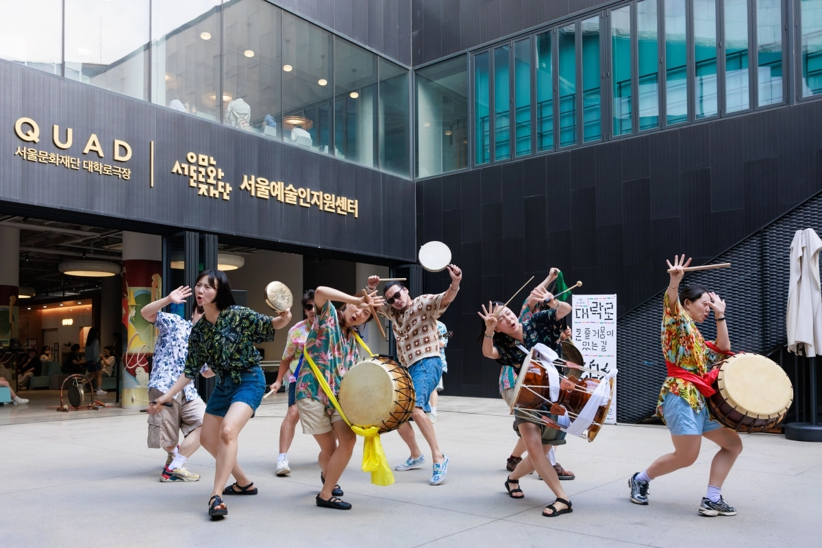 지난 1일 대학로에서 연극 ‘극장은 달린다!’ 출연진의 시범 공연 모습.  서울시 제공
