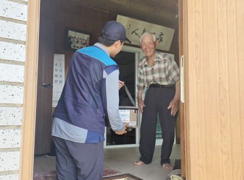 촘촘한 우체국 집배망을 통해 군민들의 안부를 묻는 강진형 통합돌봄 현장.    강진군 제공
