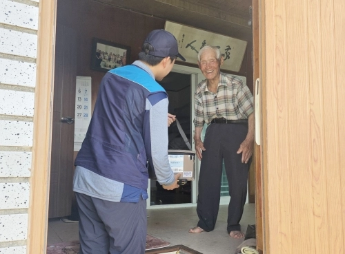 촘촘한 우체국 집배망을 통해 군민들의 안부를 묻는 강진형 통합돌봄 현장.    강진군 제공