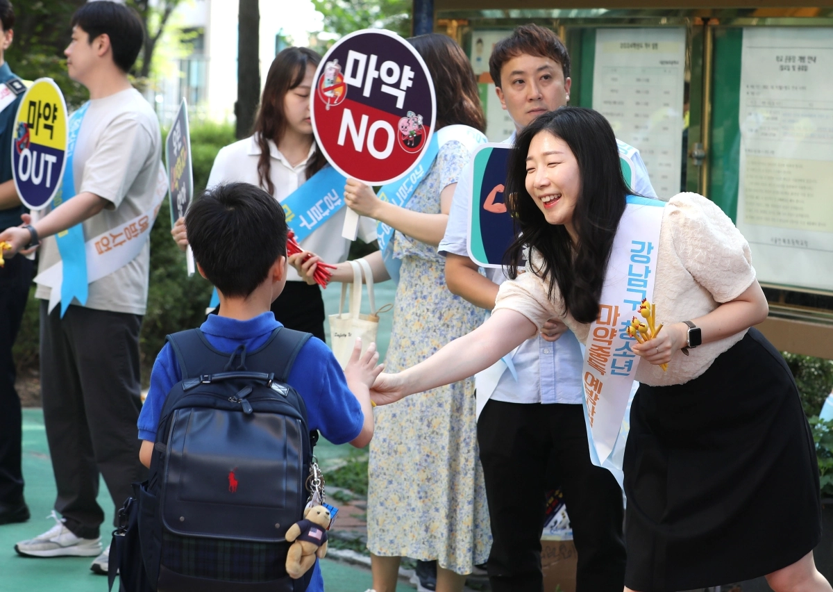 서울 강남구청 직원들이 학교 앞에서 마약류 근절 캠페인을 하고 있다. 강남구 제공