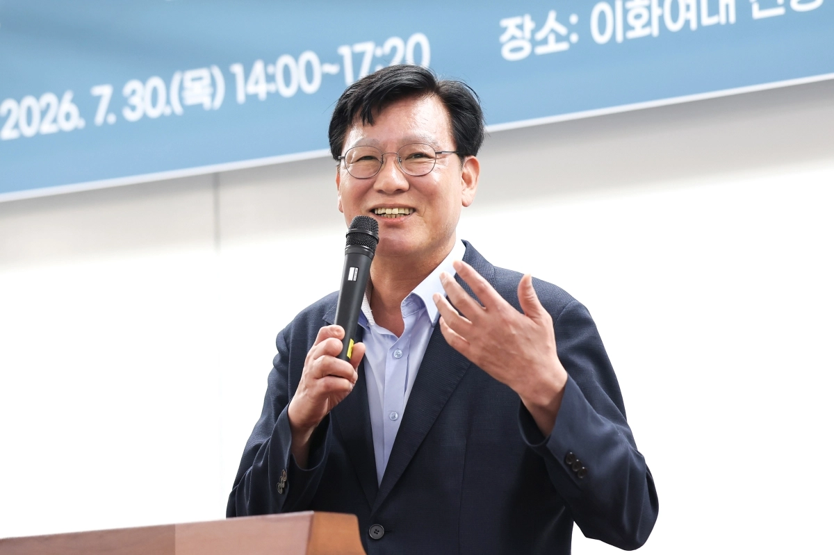 박운기 서울 서대문구청장이 지난달 30일 이화여대 신공학관에서 열린 ‘이화여대와 함께하는 공학콘서트’에서 학생들에게 환영사를 하고 있다.    서대문구 제공