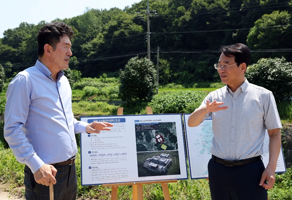 강진원(오른쪽) 전남광주 강진군수가 성전면 월하리 일대 인공지능(AI) 데이터센터 조성 예정지에서 관계자로부터 설명을 듣고 있다.  강진군 제공