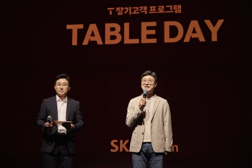 정재헌(오른쪽) SKT CEO가 ‘테이블 데이’ 오프닝 무대에서 장기고객들에게 환영 인사를 전하는 모습. SKT 제공