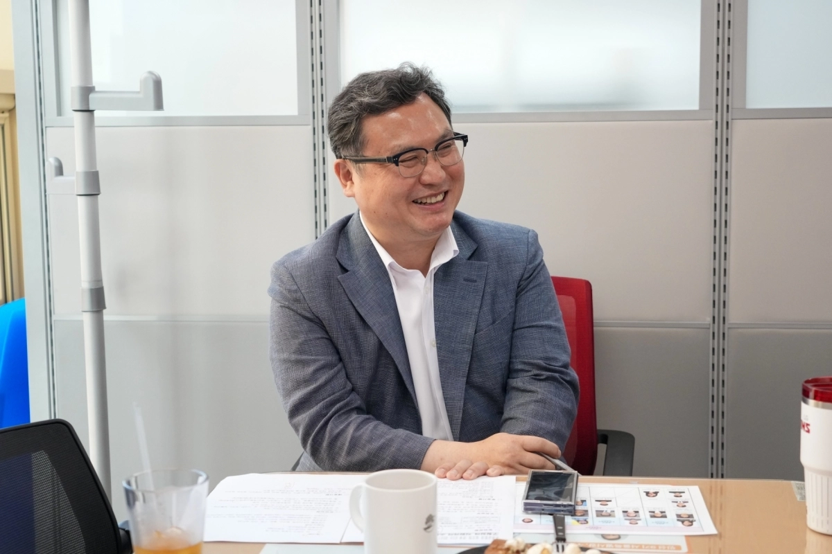 정창수 강북구청장이 5일 문화관광과 직원들과 간담회를 하며 웃고 있다.  강북구 제공