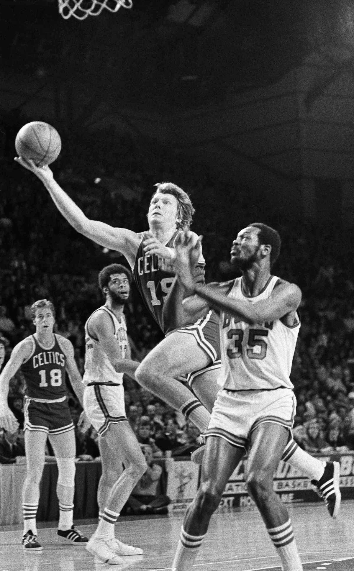 1974년 NBA 파이널에서 활약 중인 돈 넬슨(가운데). AP 연합뉴스