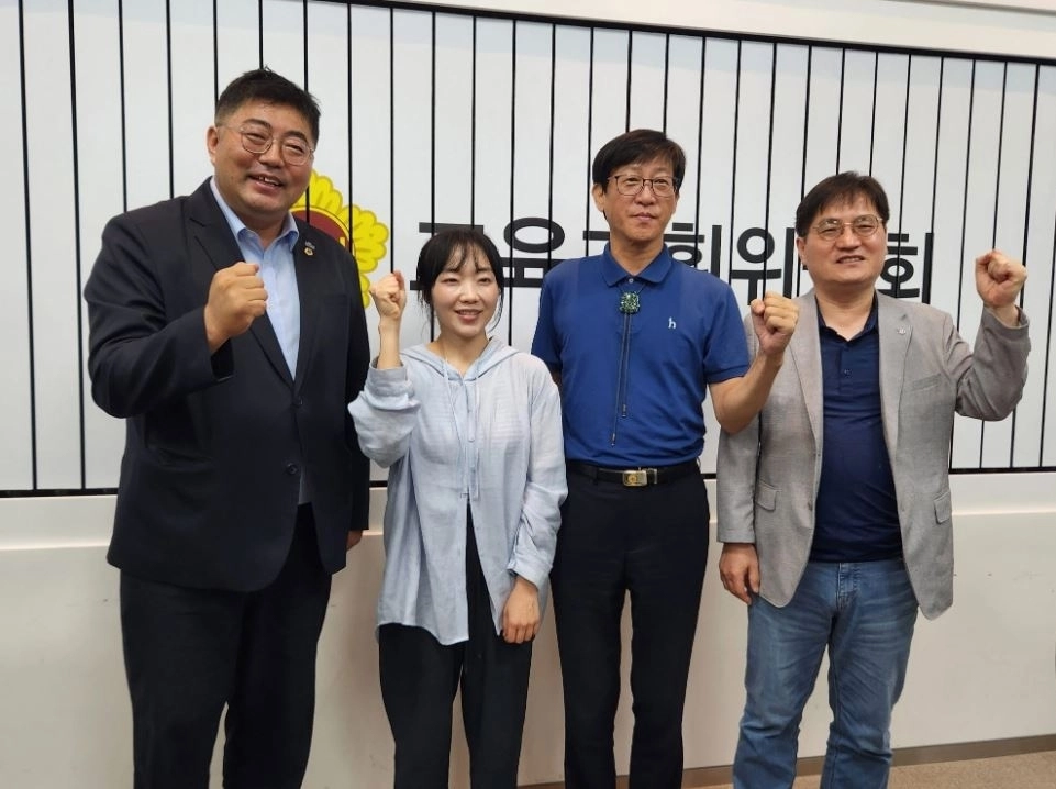 ▲ 지난 7일 경기도교육청 관계자 및 학부모 대표 등과 정담회를 갖고 기념촬영을 하는 김진명 의원(사진=경기도의회)