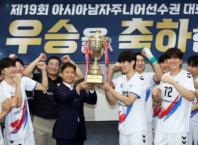 우승 트로피 함께 든 곽노정(왼쪽 네 번째) 핸드볼협회장과 U-20 남자 핸드볼대표팀. 대한핸드볼협회 제공