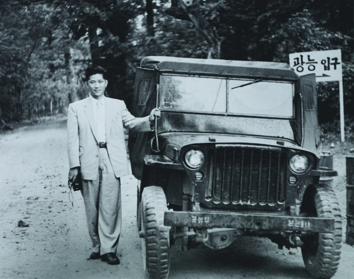 고 서성환 아모레퍼시픽 창업주가 1950년대 중반 경기도 광릉에서 야유회 도중 자동차와 함게 기념 촬영을 하고 있다. 아모레퍼시픽 제공
