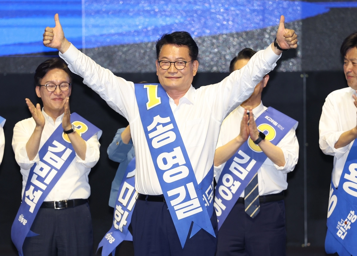 인사하는 송영길 후보