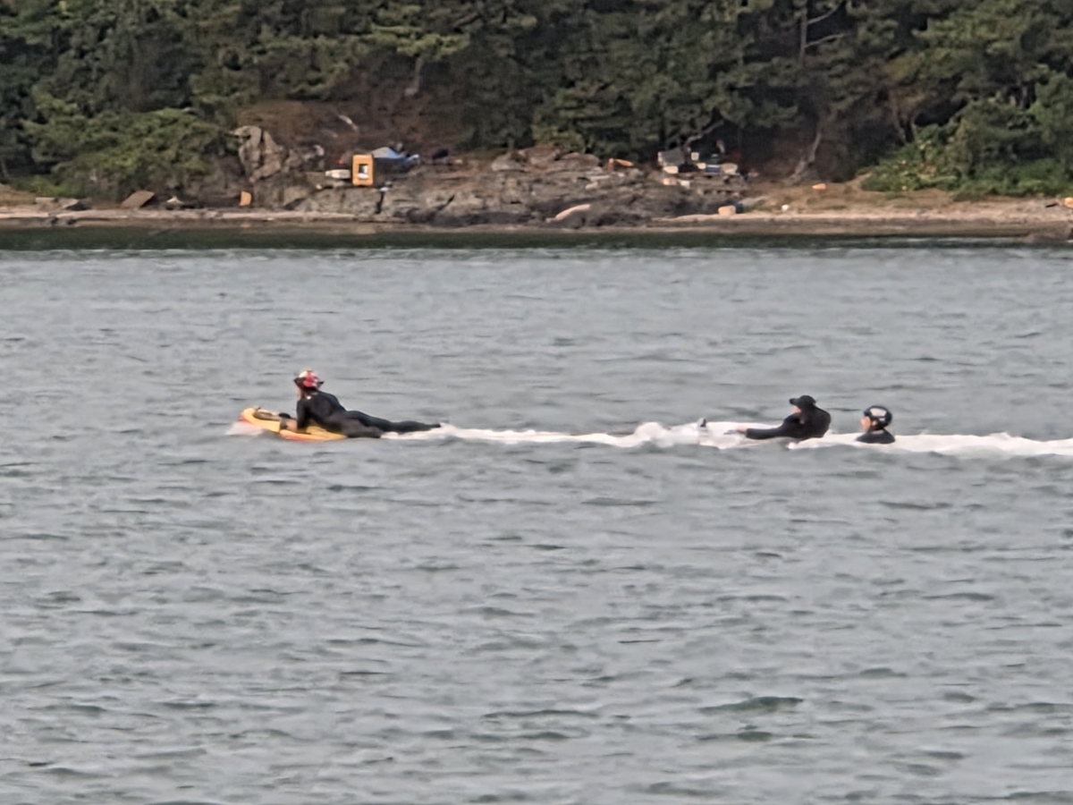 부산해경이 지난 10일 오후 다대포 해수욕장 해상에서 고무보트를 타고 표류하던 A군을 동력구조보드를 이용해 구조하고 있다. 부산해경 제공